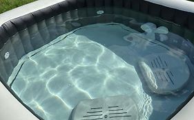 Traumhafte Haushaelfte Mit Kamin, Garten & Whirlpool